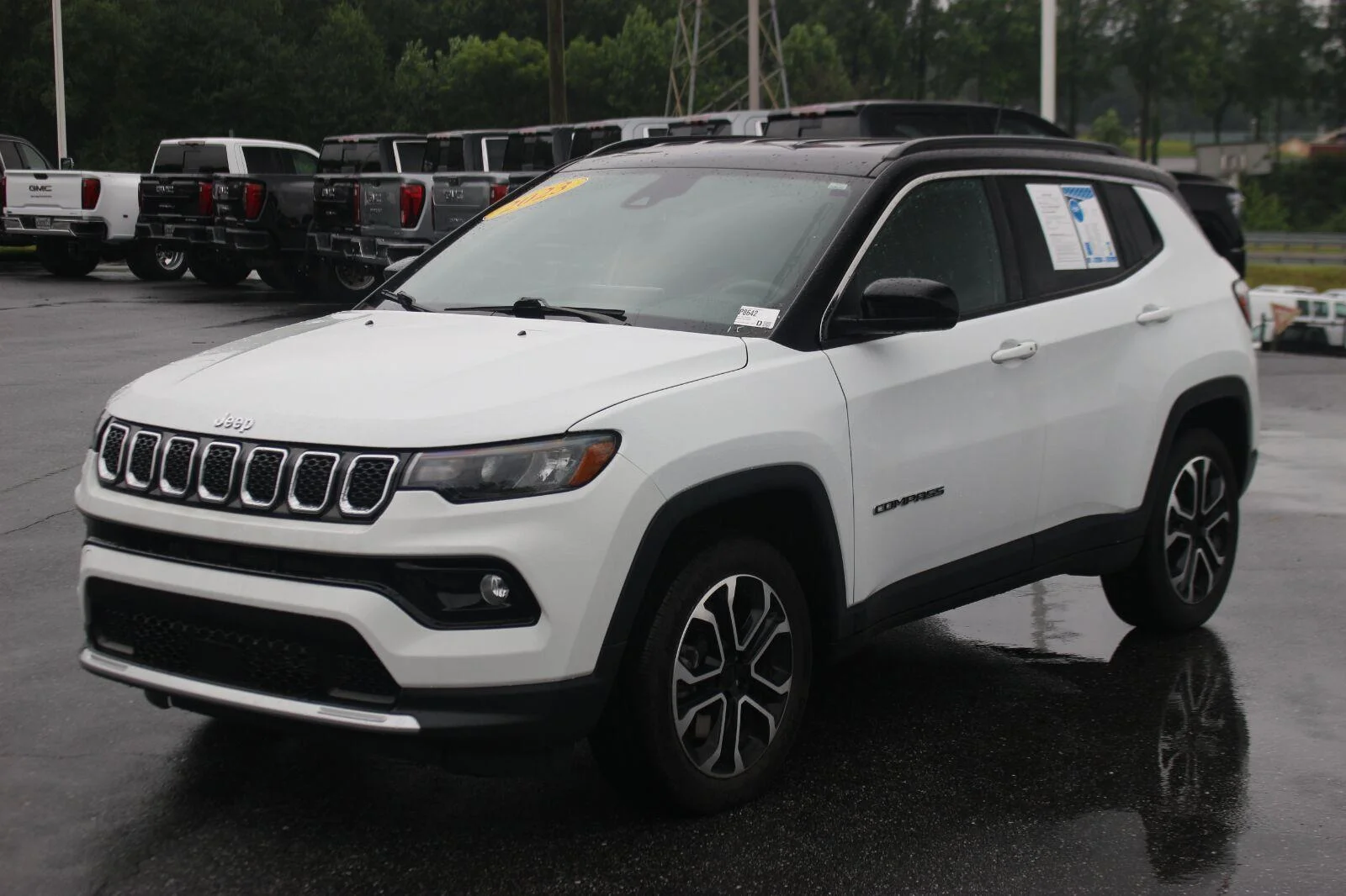 Used 2023  Jeep Limited image 3