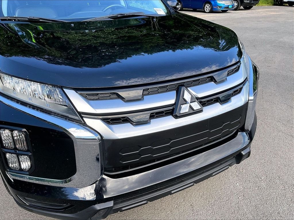 Used 2025 Gray Mitsubishi SE image 29
