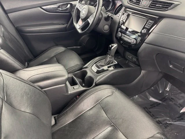 Used 2020 Blue Nissan SL image 17