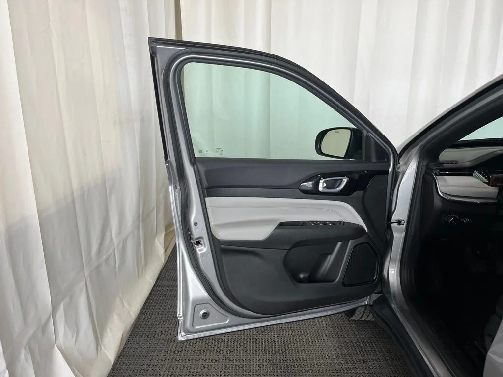 Used 2023 Silver Jeep Limited image 18