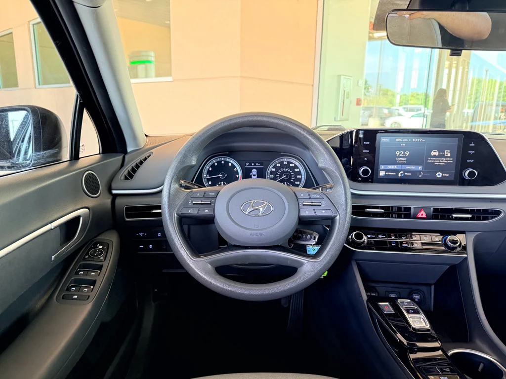 Used 2022 Phantom Black Hyundai SE image 15