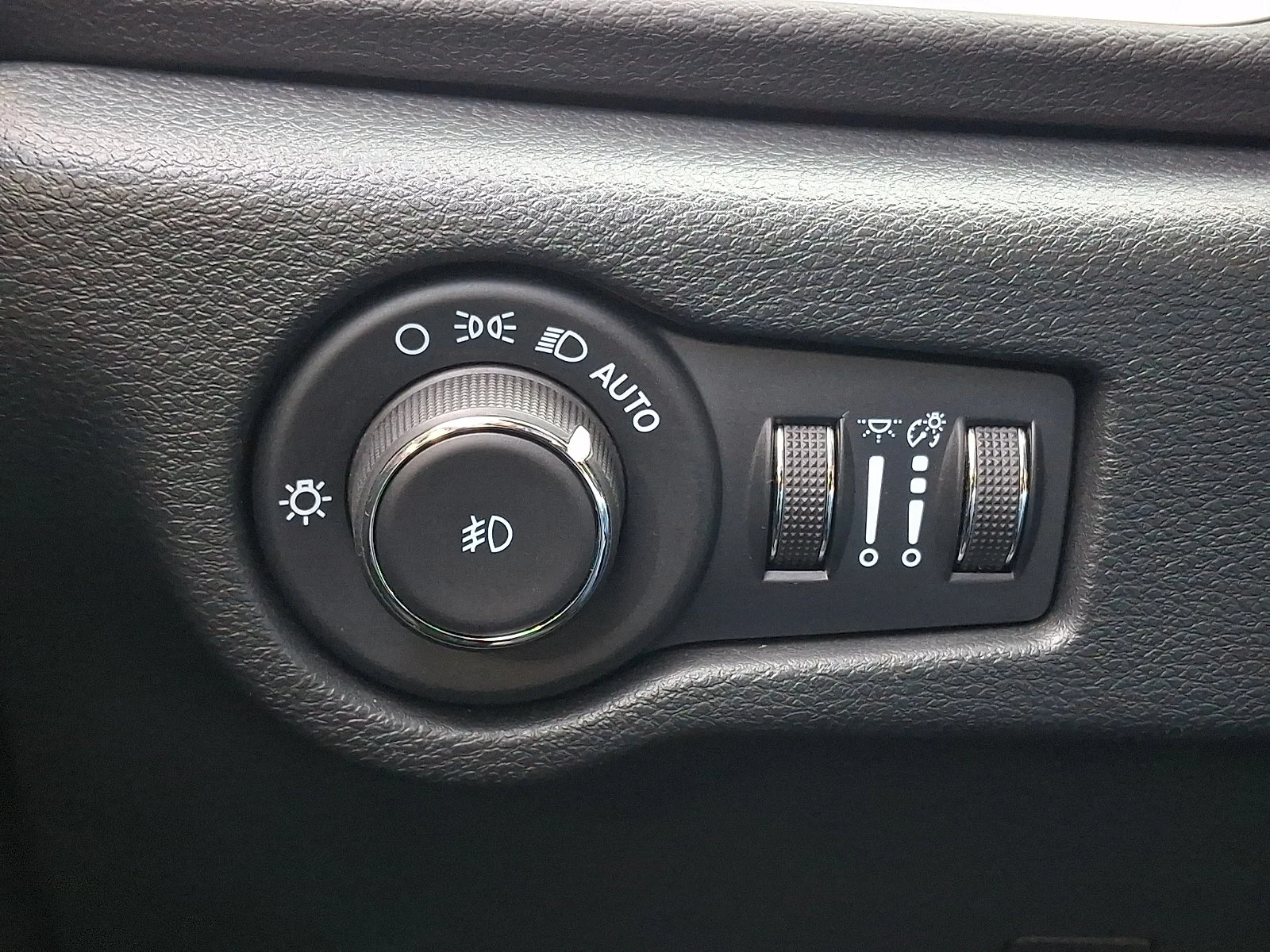 Used 2025 White Chrysler Select image 23