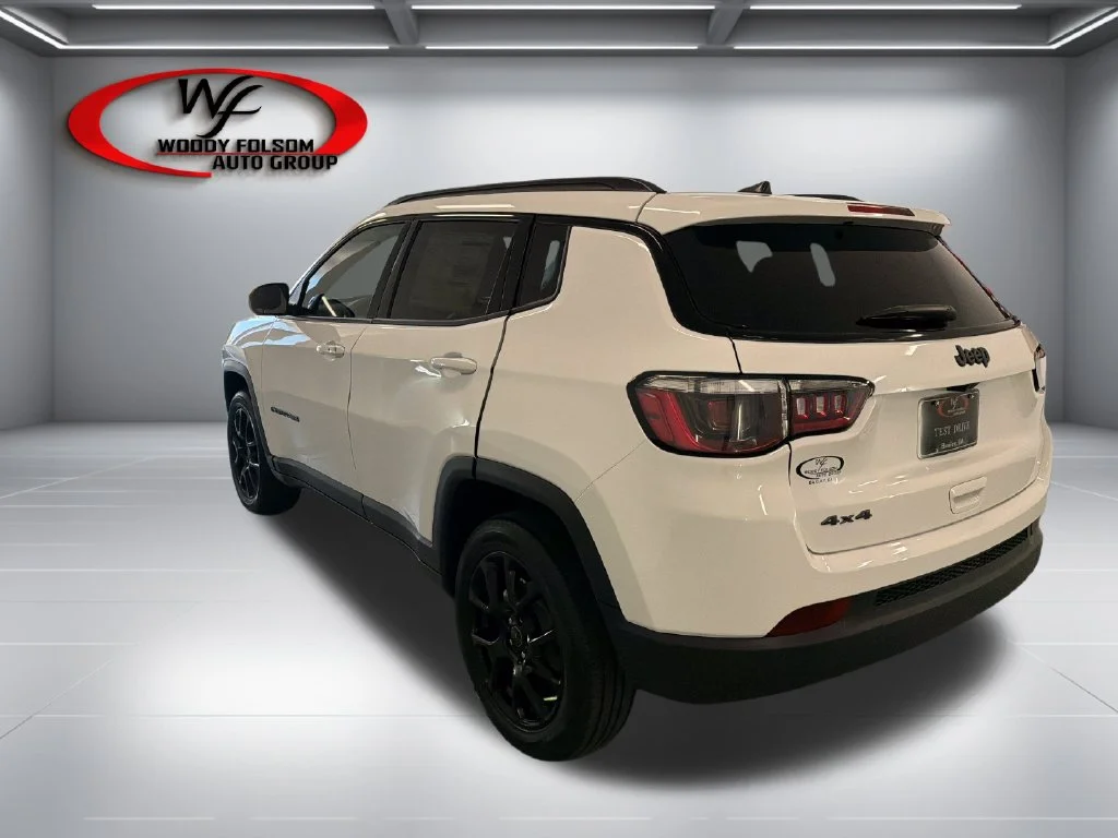 New 2027 White Jeep Latitude image 8