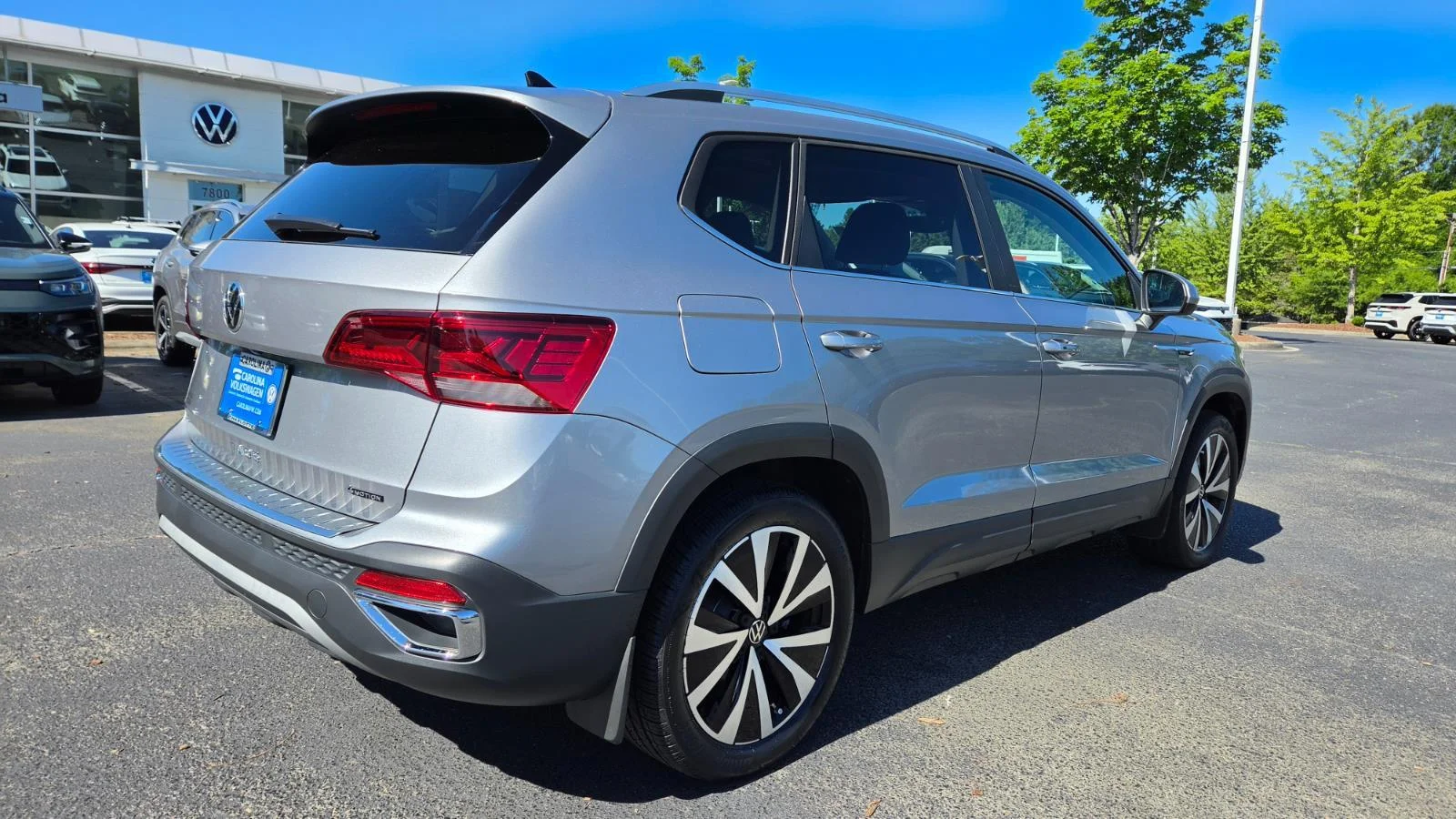 Certified Used 2023 Pyrite Silver Metallic Volkswagen SE image 6