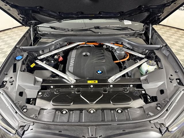 New 2026 Carbon Black Metallic BMW xDrive50e image 32