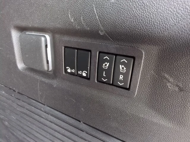 2023 GMC Yukon Denali - Photo 37