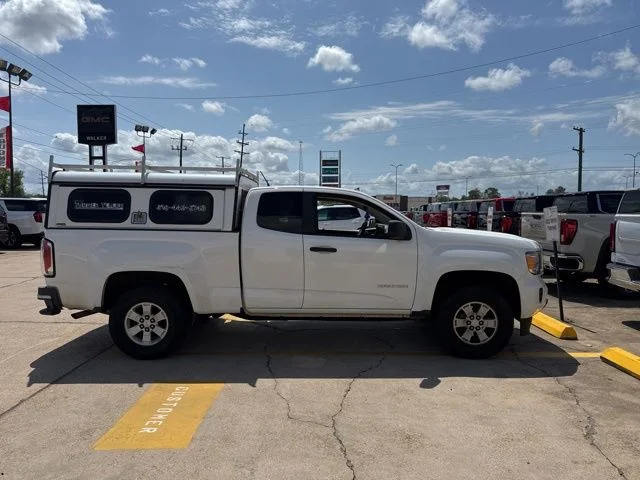 Used 2017 White GMC  image 1