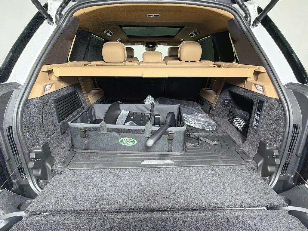 New 2026 Ostuni Pearl White Land Rover SE LWB 7-Seats / V8 image 28
