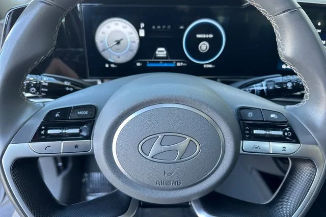 Used 2025 White Hyundai SEL Convenience image 27