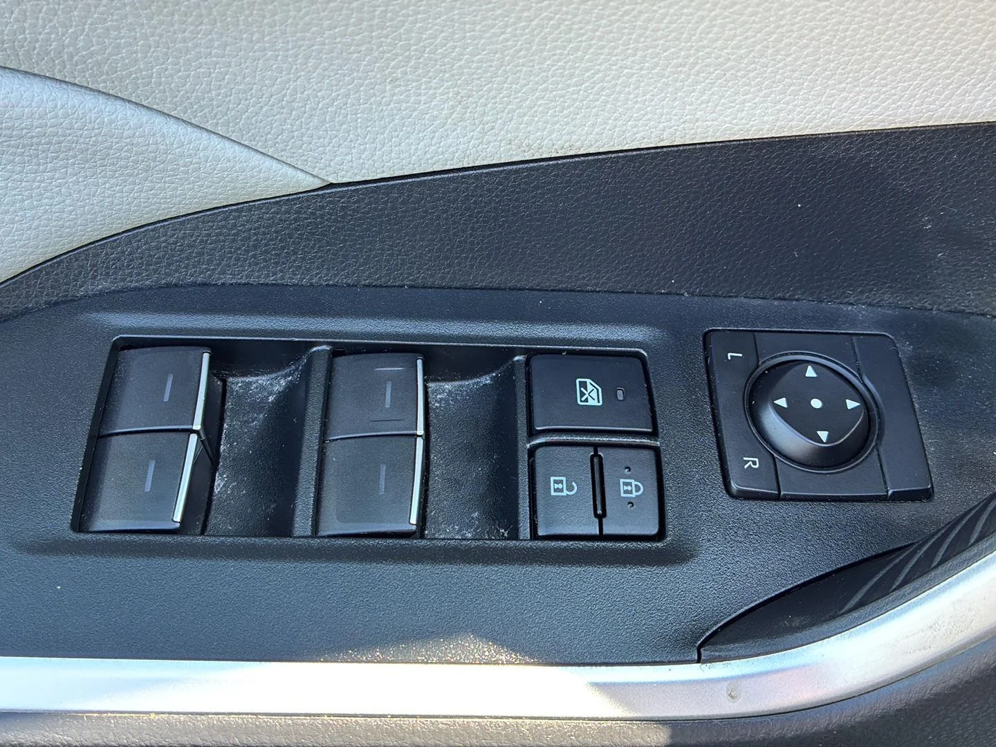 Used 2022 White Toyota XLE image 19