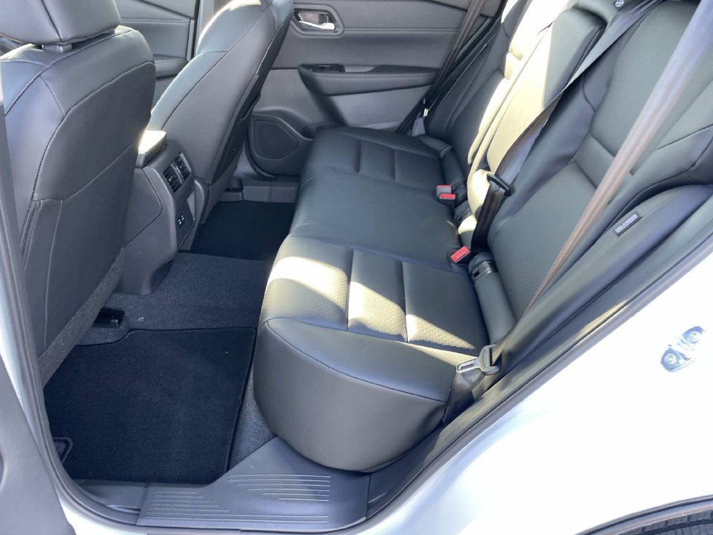 New 2027 Everest White Pearl TriCoat Nissan Dark Armor image 4