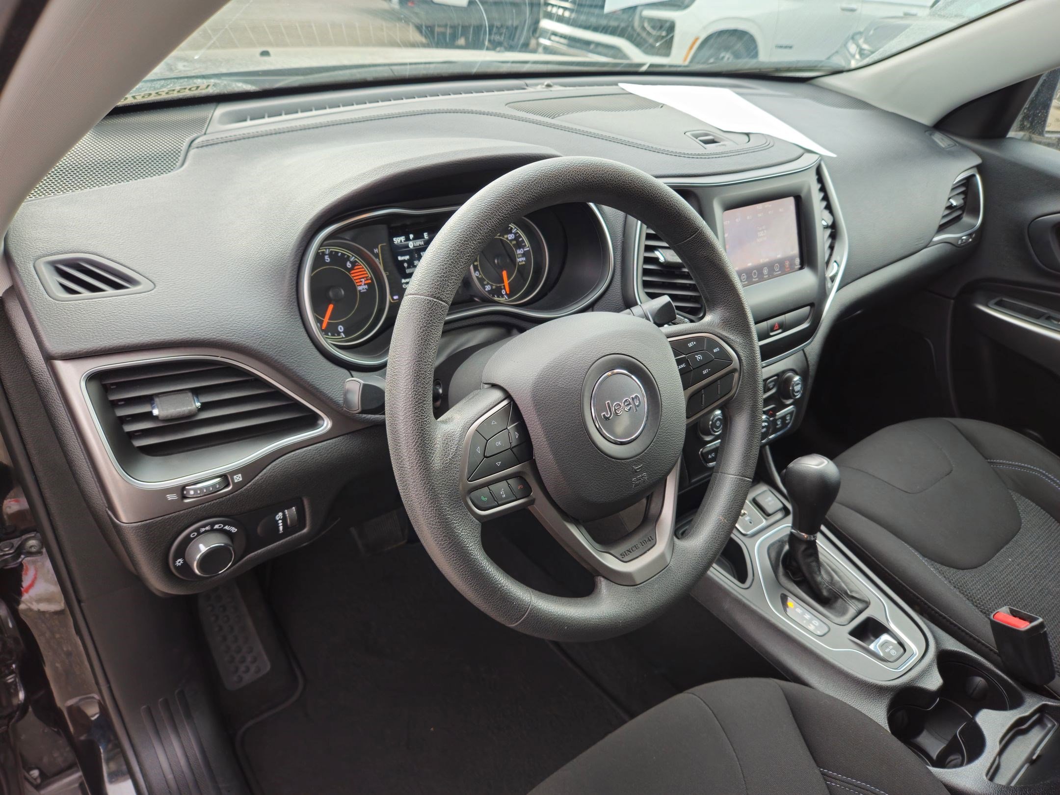 Used 2020 Diamond Black Crystal Pearlcoat Jeep Latitude image 14
