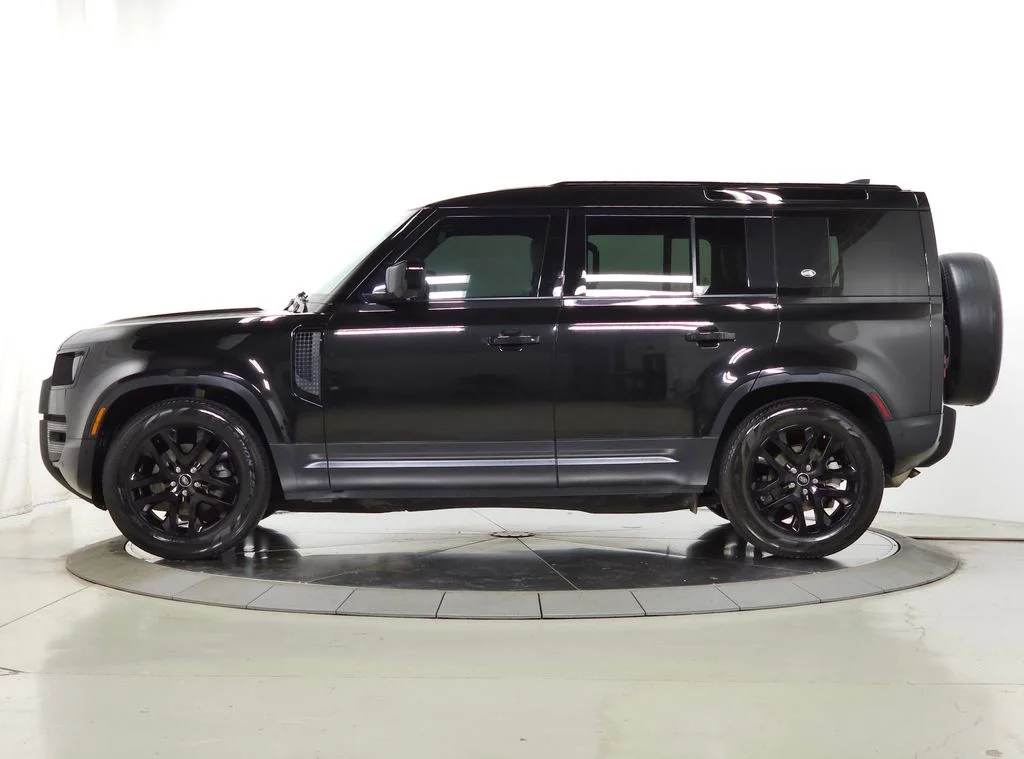 Used 2023 Black Land Rover S image 2