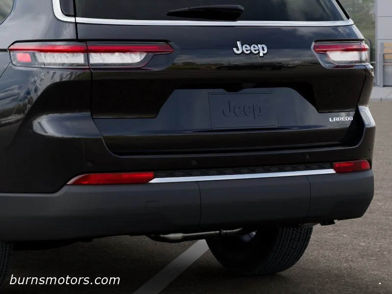 New 2026 Diamond Black Crystal Pearl-Coat Exterior Paint Jeep Laredo image 13