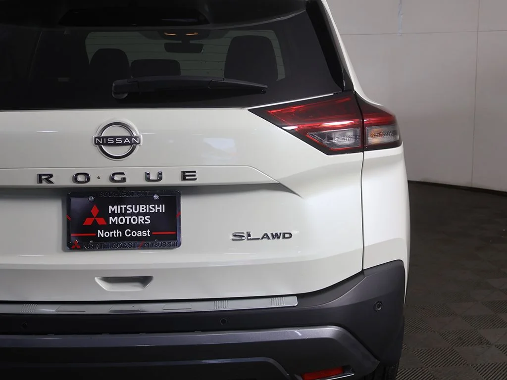 Used 2023 White Nissan SL image 17