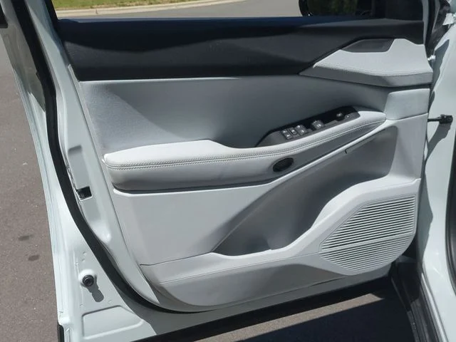 New 2026 Bright White Clear-Coat Exterior Paint Jeep Laredo image 30