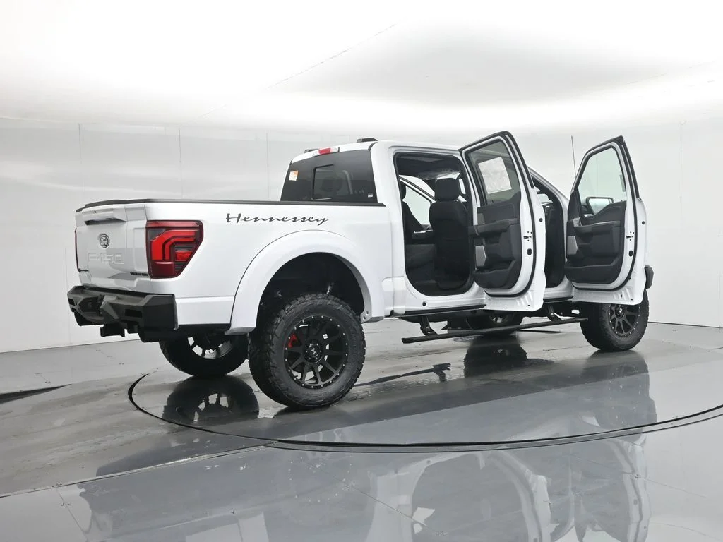 New 2025 Oxford White Ford Lariat image 5