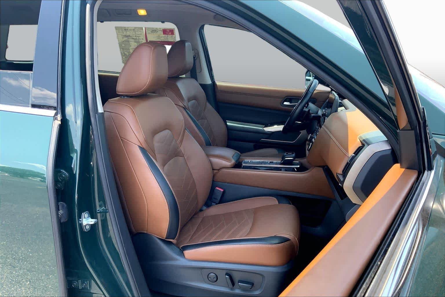 Used 2023 Obsidian Green Pearl Nissan Platinum image 9