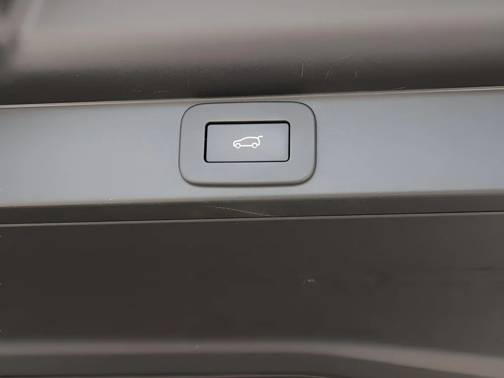 Used 2025 Fuji White Land Rover SE image 16
