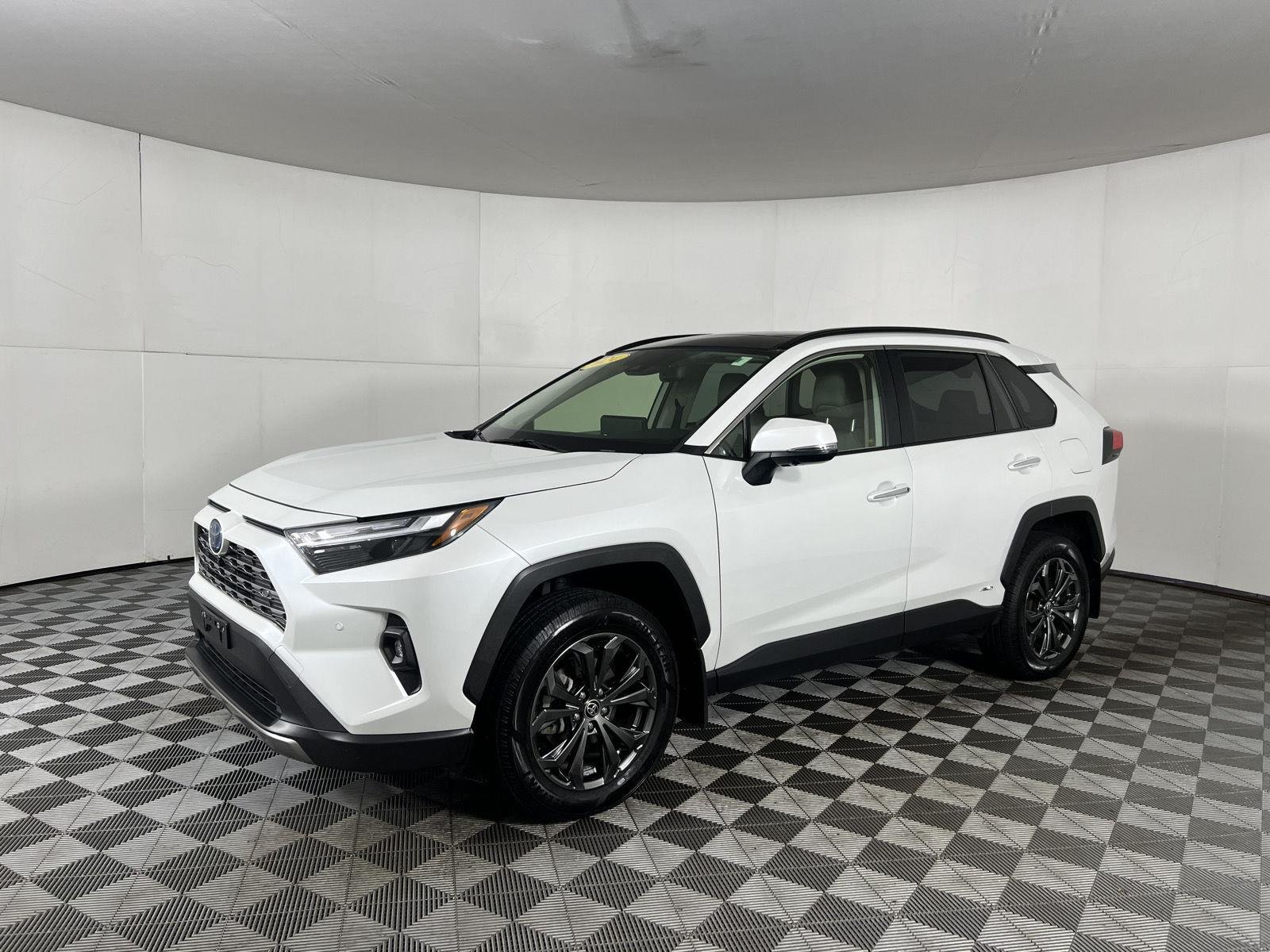Used 2024 Wind Chill Pearl Toyota Limited image 4