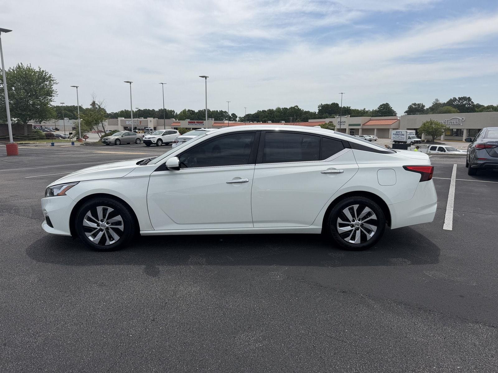Used 2020 Glacier White Nissan 2.5 S image 8