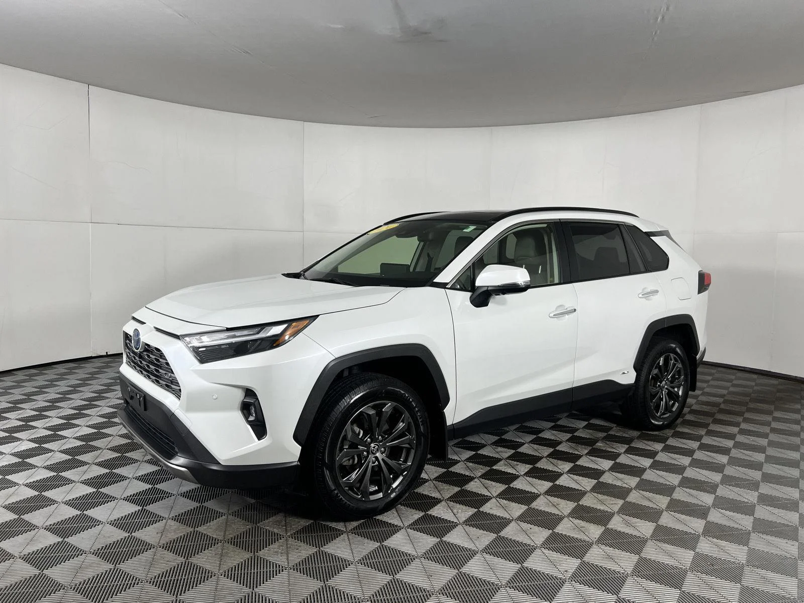 Used 2024 Wind Chill Pearl Toyota Limited image 4