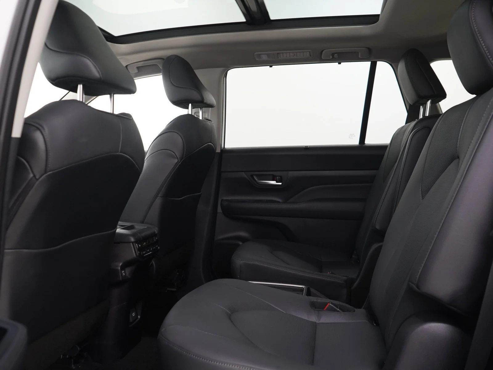 Used 2025  Toyota XLE image 22