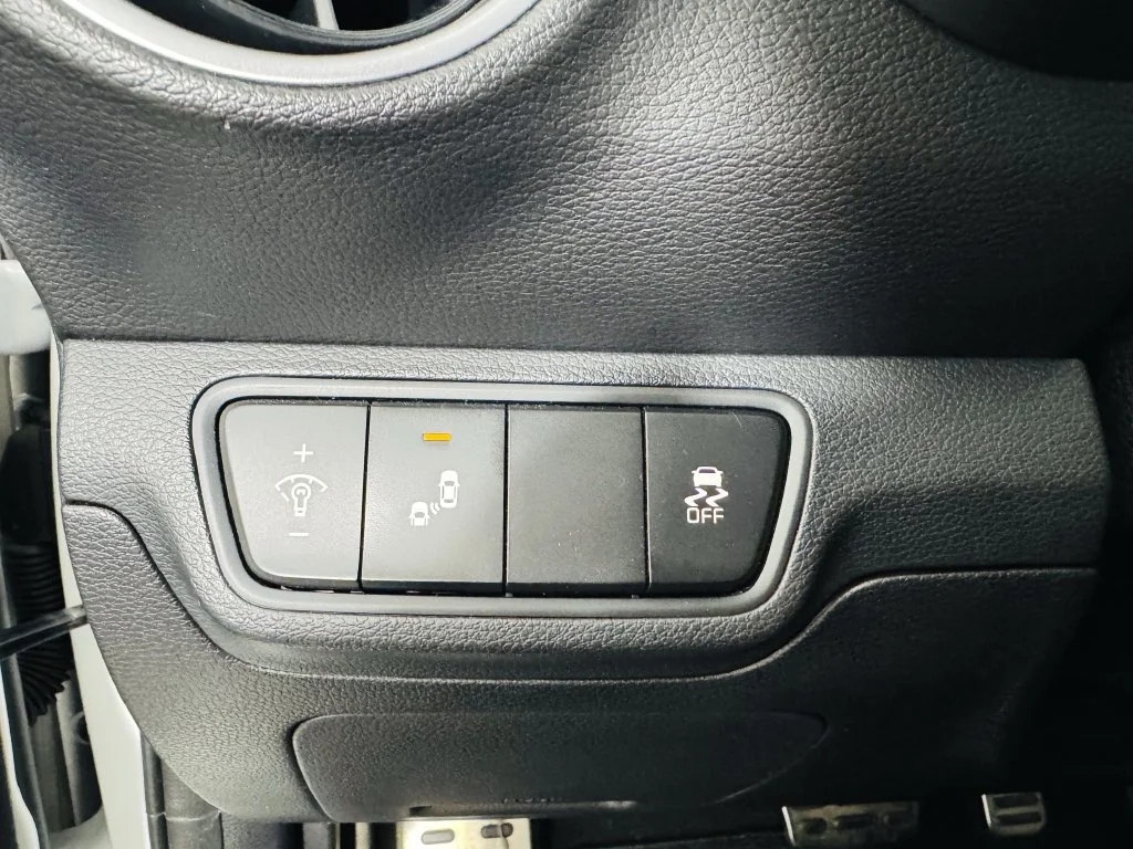 Used 2023 White Kia GT-Line image 9