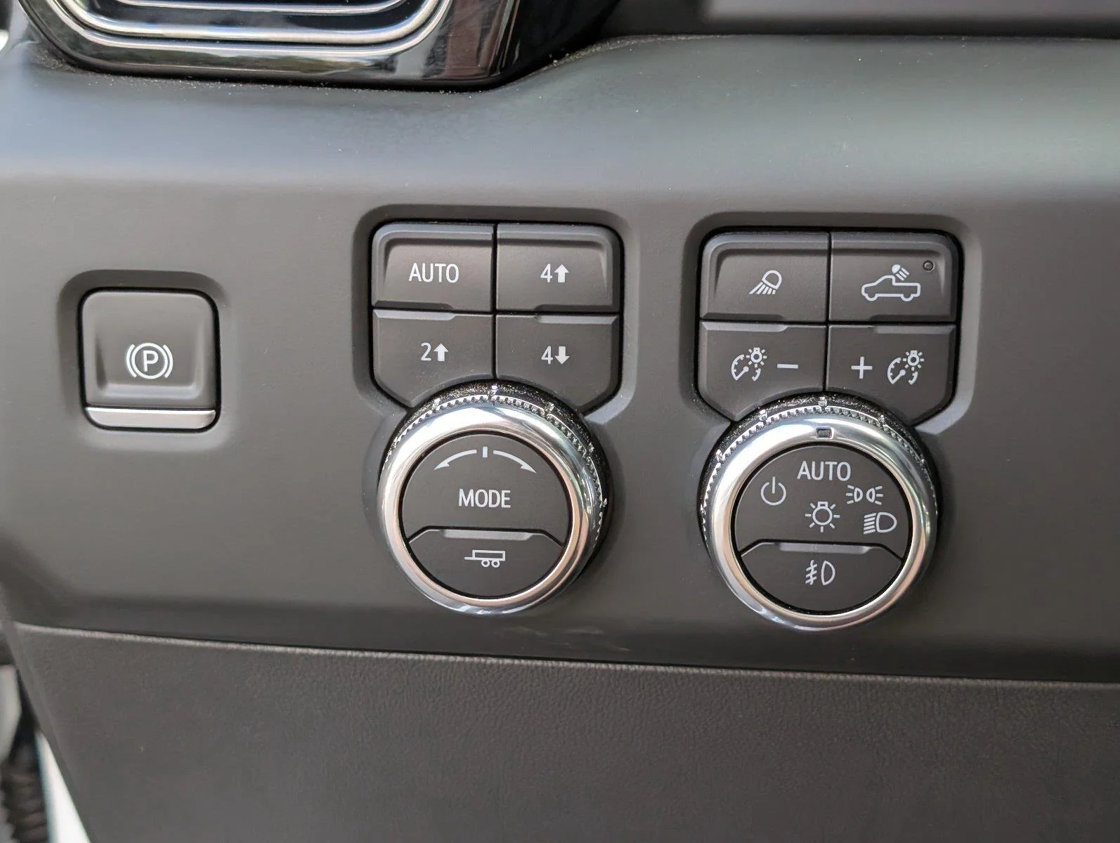 Used 2025 Summit White GMC AT4 image 30