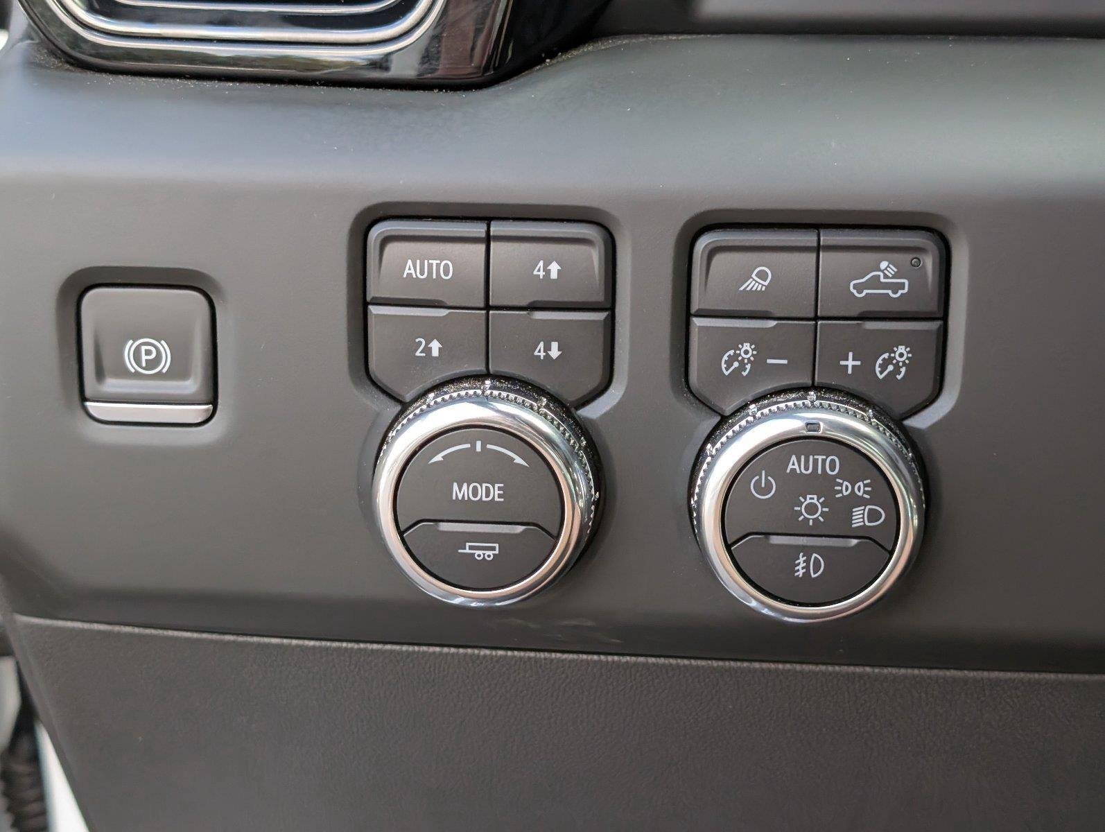 Used 2025 Summit White GMC AT4 image 30