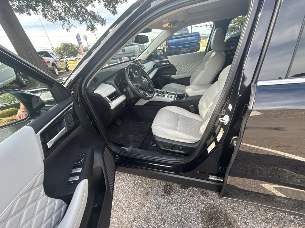 Used 2024 Gray Mitsubishi SEL Platinum Edition image 13