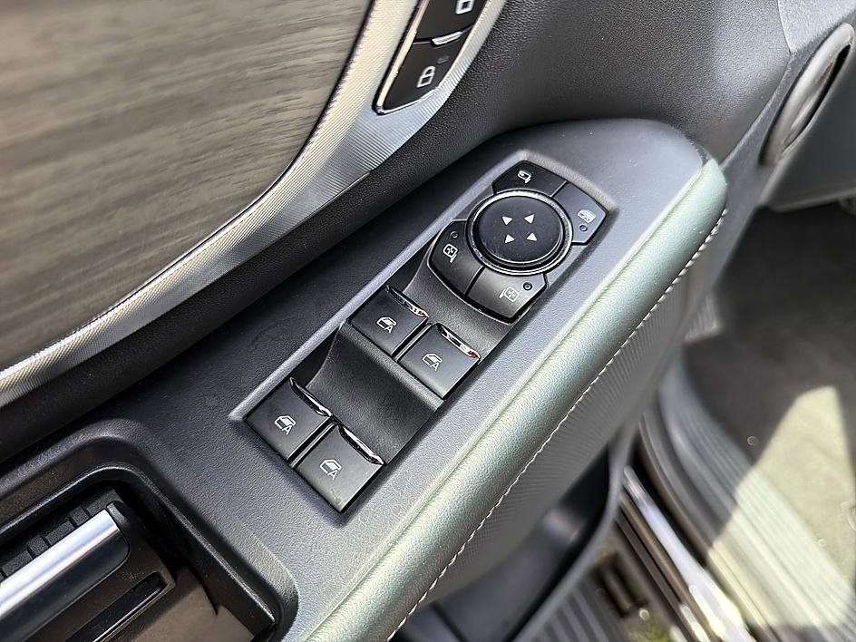 Used 2025 Black Metallic Ford Platinum image 10