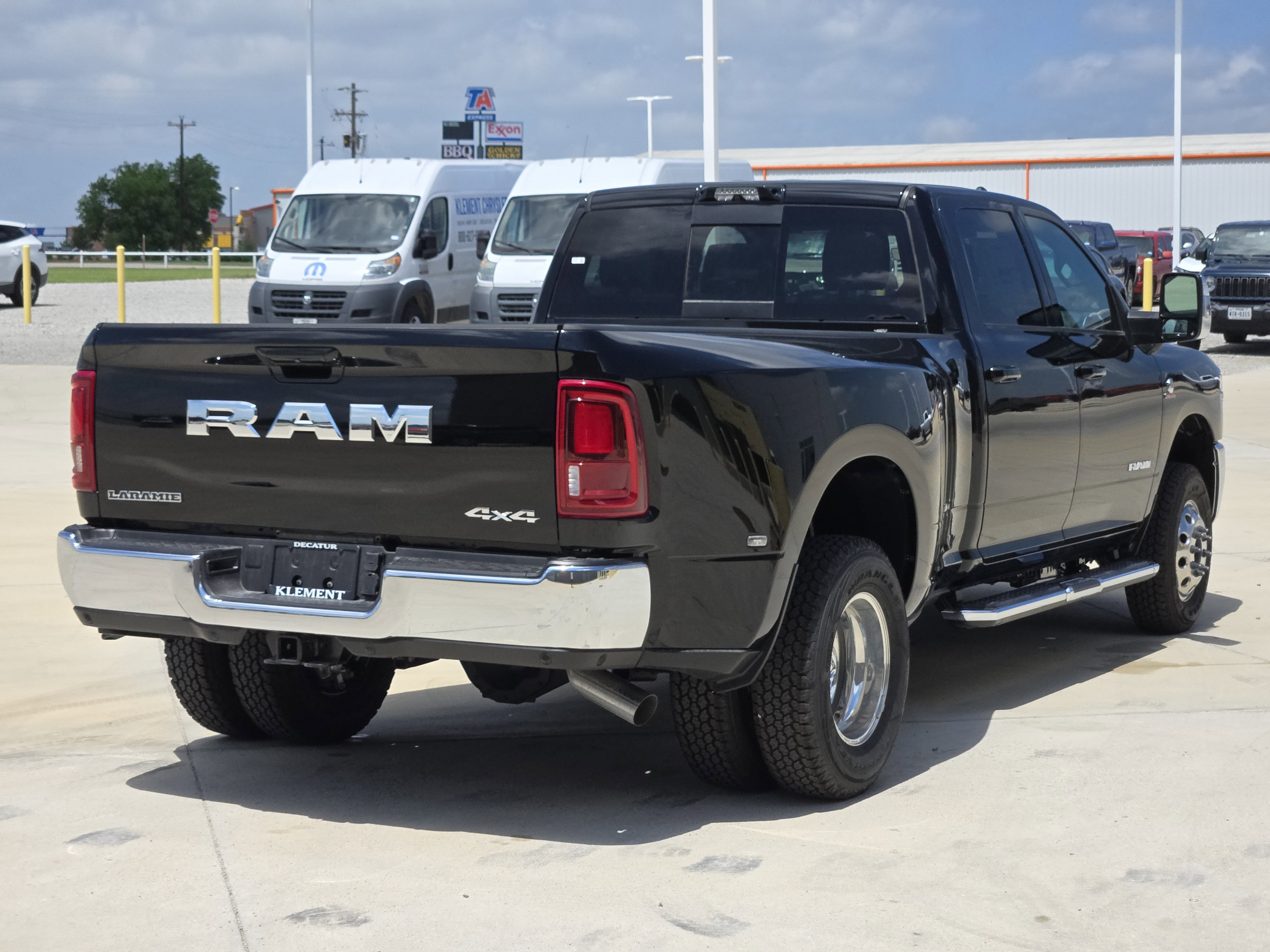 New 2026 Diamond Black Crystal Pearl-Coat Exterior Paint RAM Laramie image 5