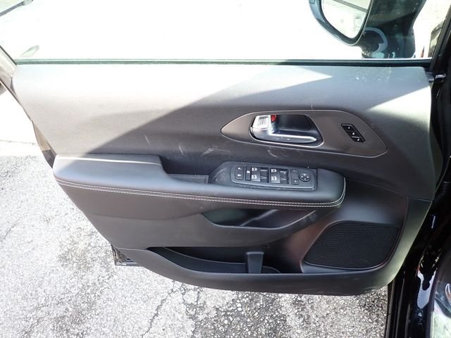New 2026 Diamond Black Crystal Pearl-Coat Exterior Paint Chrysler Select image 17
