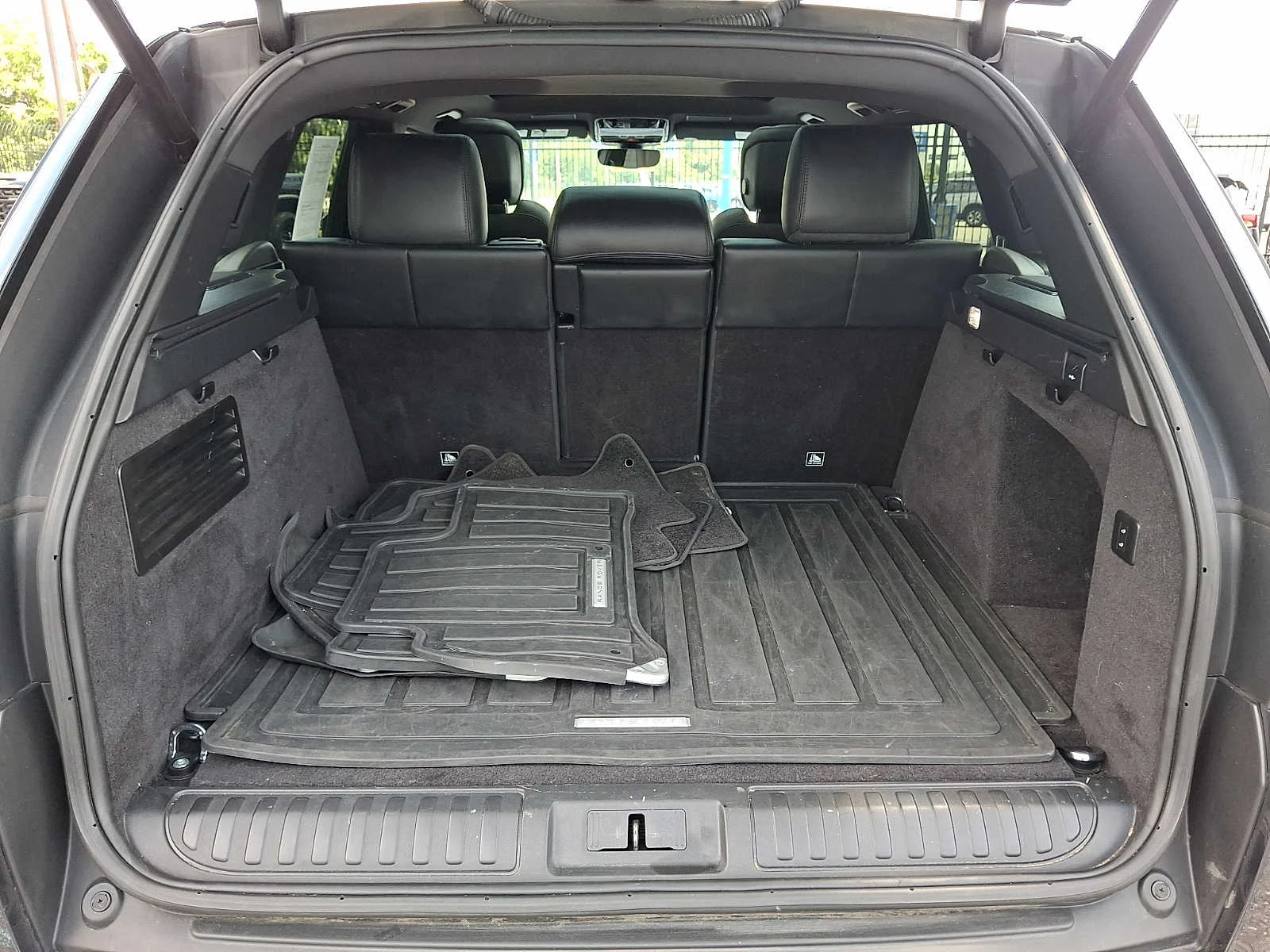 Used 2022 Gray Land Rover HST MHEV image 28