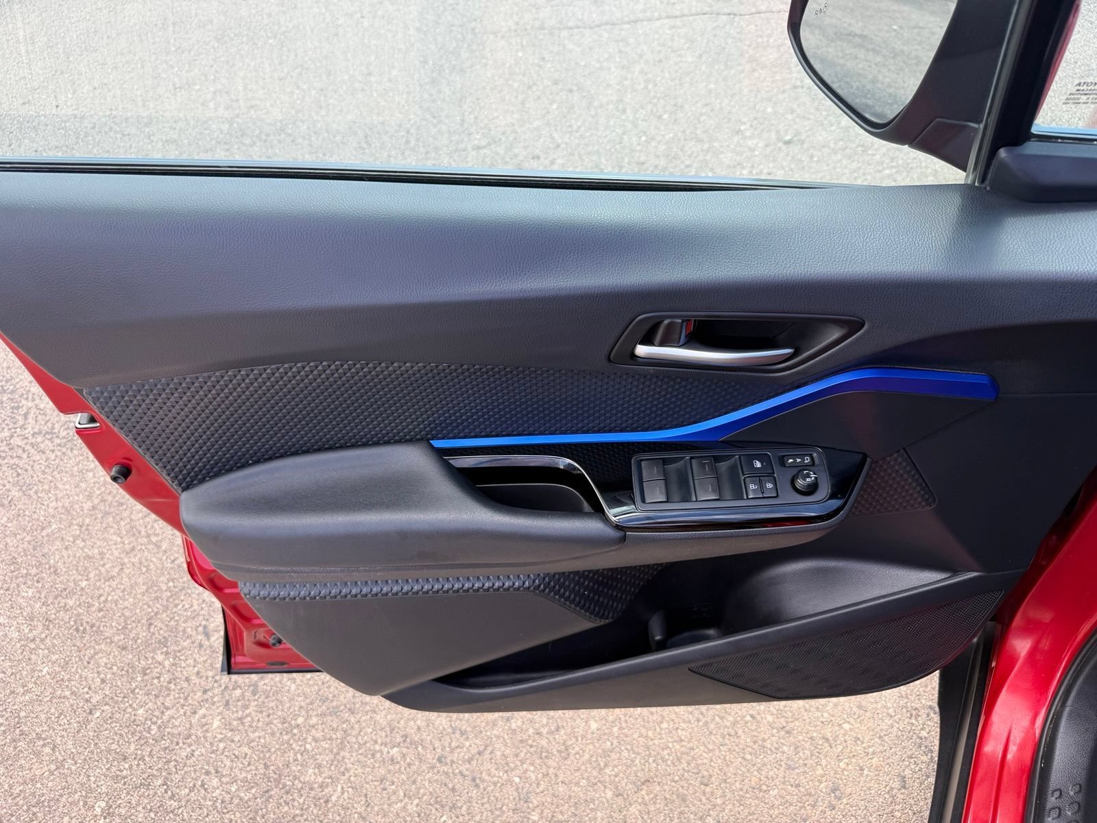 2022 Toyota C-HR XLE - Photo 11