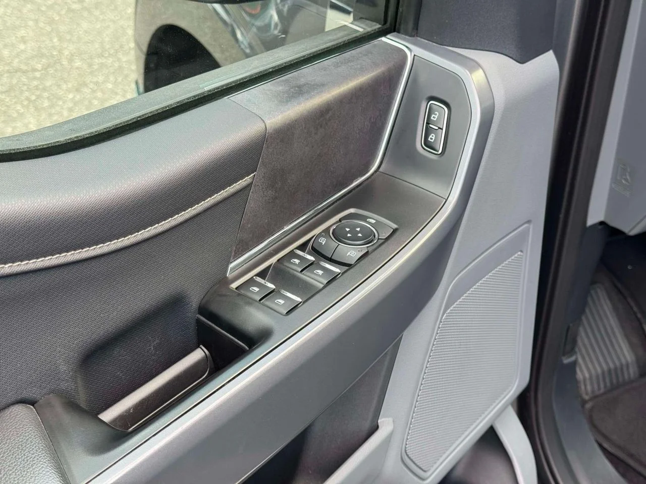 Used 2025 CARBONIZED GRAY METALLIC Ford XLT image 18