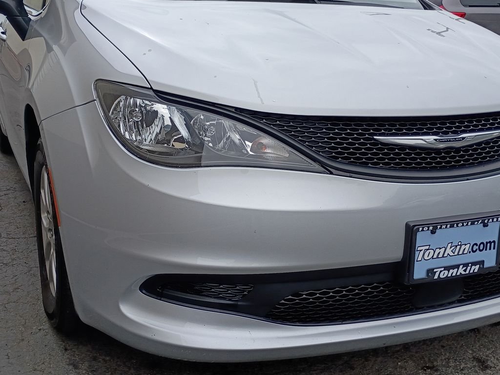 Used 2024 Silver Mist Clearcoat Chrysler LX image 12
