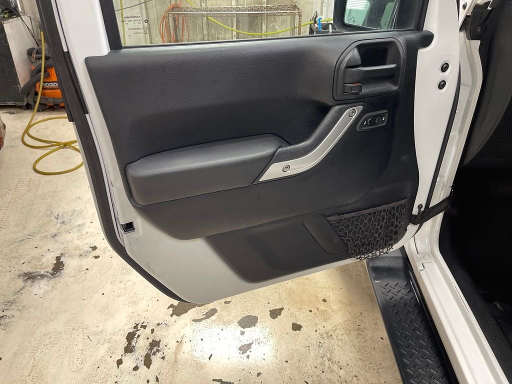 Used 2014 White Jeep Unlimited Sahara image 15
