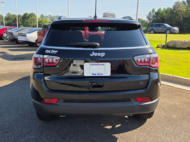 New 2026 Diamond Black Crystal Pearlcoat Jeep Latitude image 12