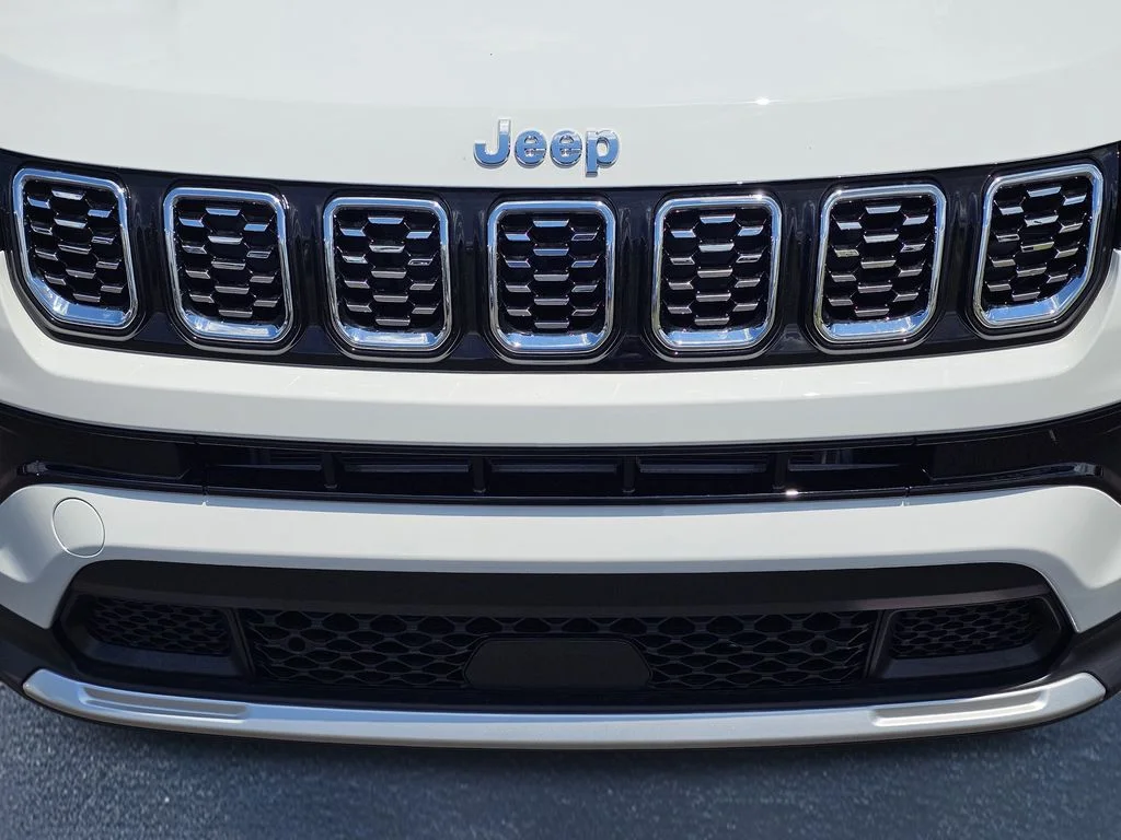 New 2026 Bright White Clear-Coat Exterior Paint Jeep Limited image 3
