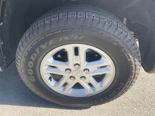 Used 2025 Silver Jeep Laredo image 17
