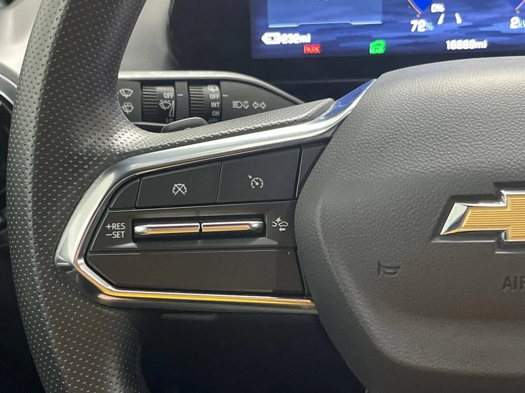 Used 2025 Summit White Chevrolet LT image 18