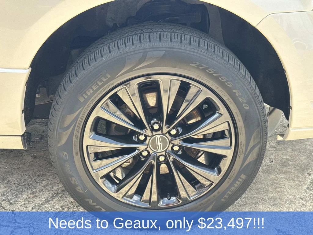 Used 2017 White Lincoln Select image 12
