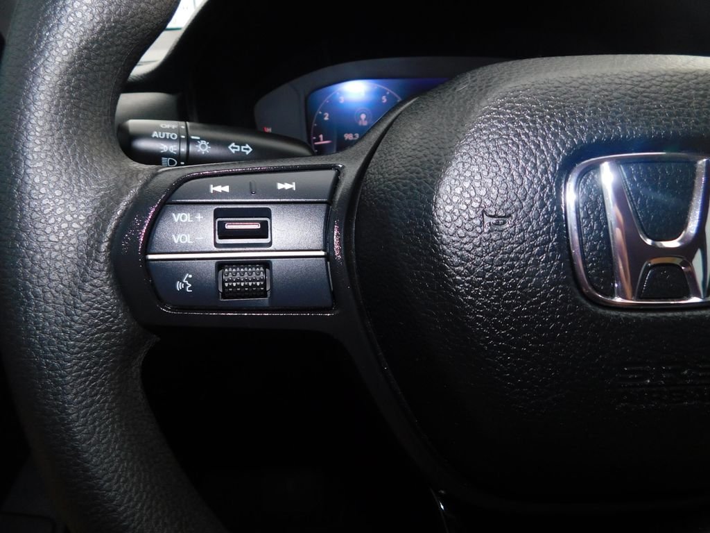 Used 2025 White Honda SE image 24