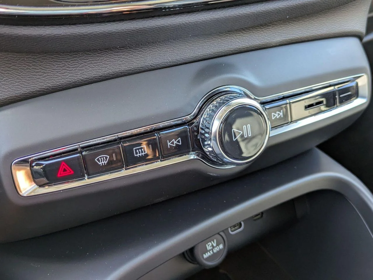 2026 Volvo XC40 Ultra - Photo 11