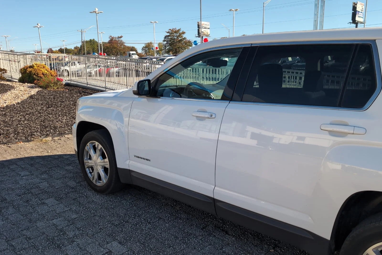 Used 2017 SUMMIT WHITE GMC SLE image 9