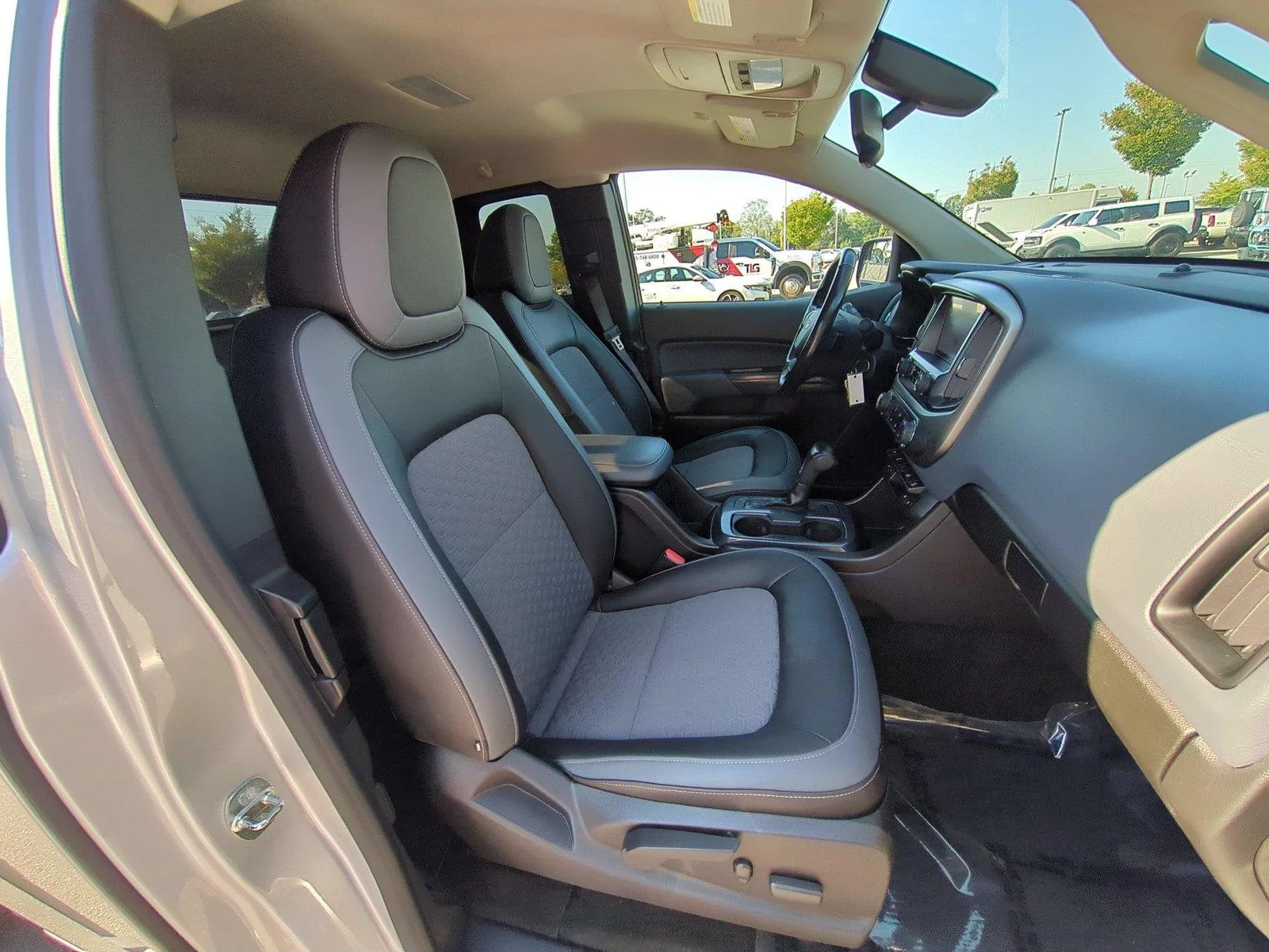 Used 2017 Summit White Chevrolet 4WD Z71 image 32