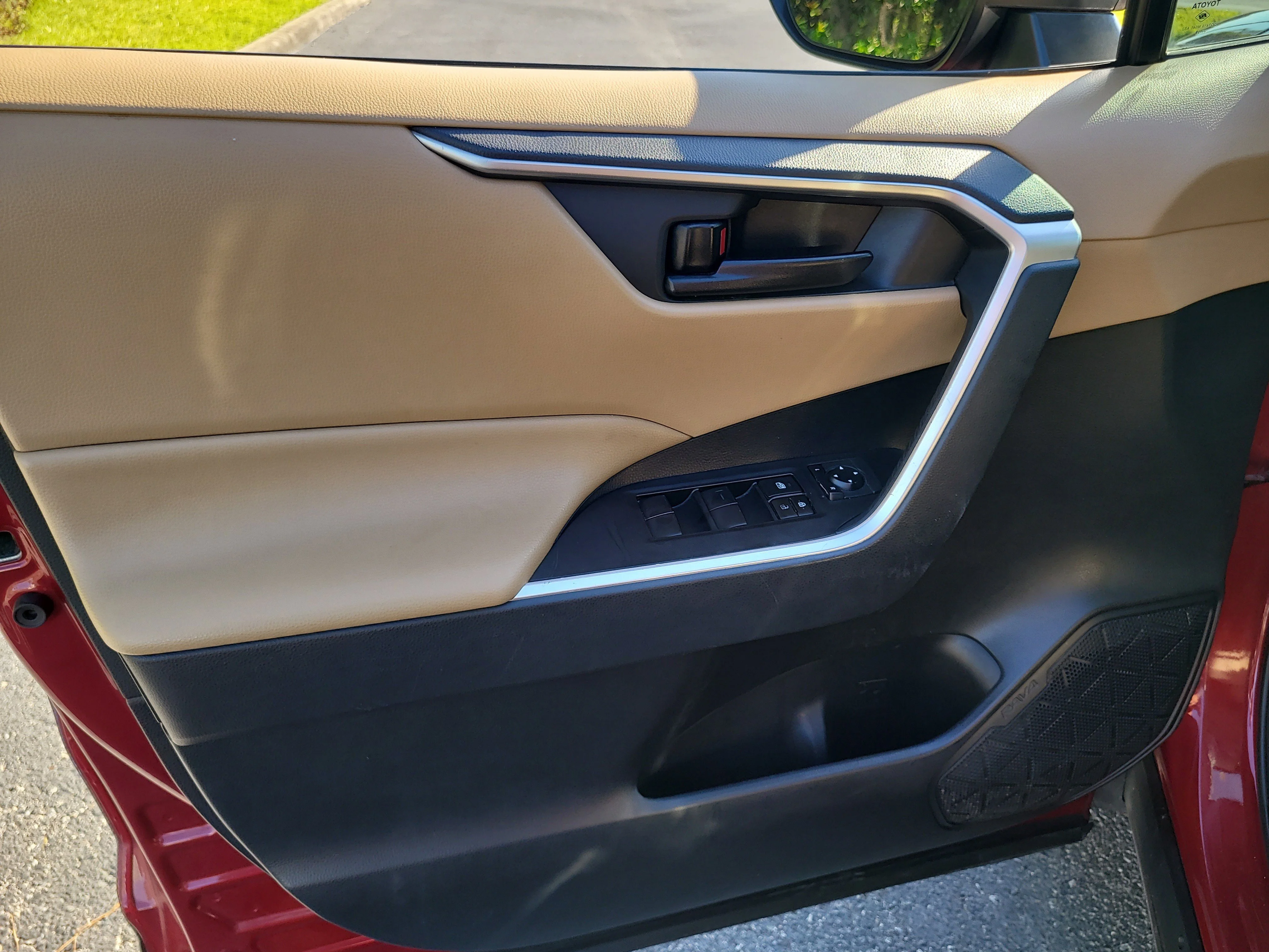 Used 2020 Pearl Toyota LE image 15