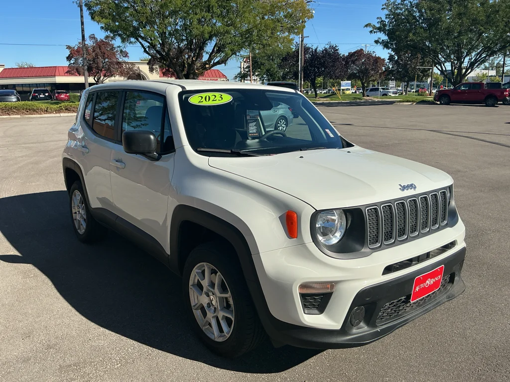 Used 2023 Alpine White Clearcoat Jeep Latitude image 3